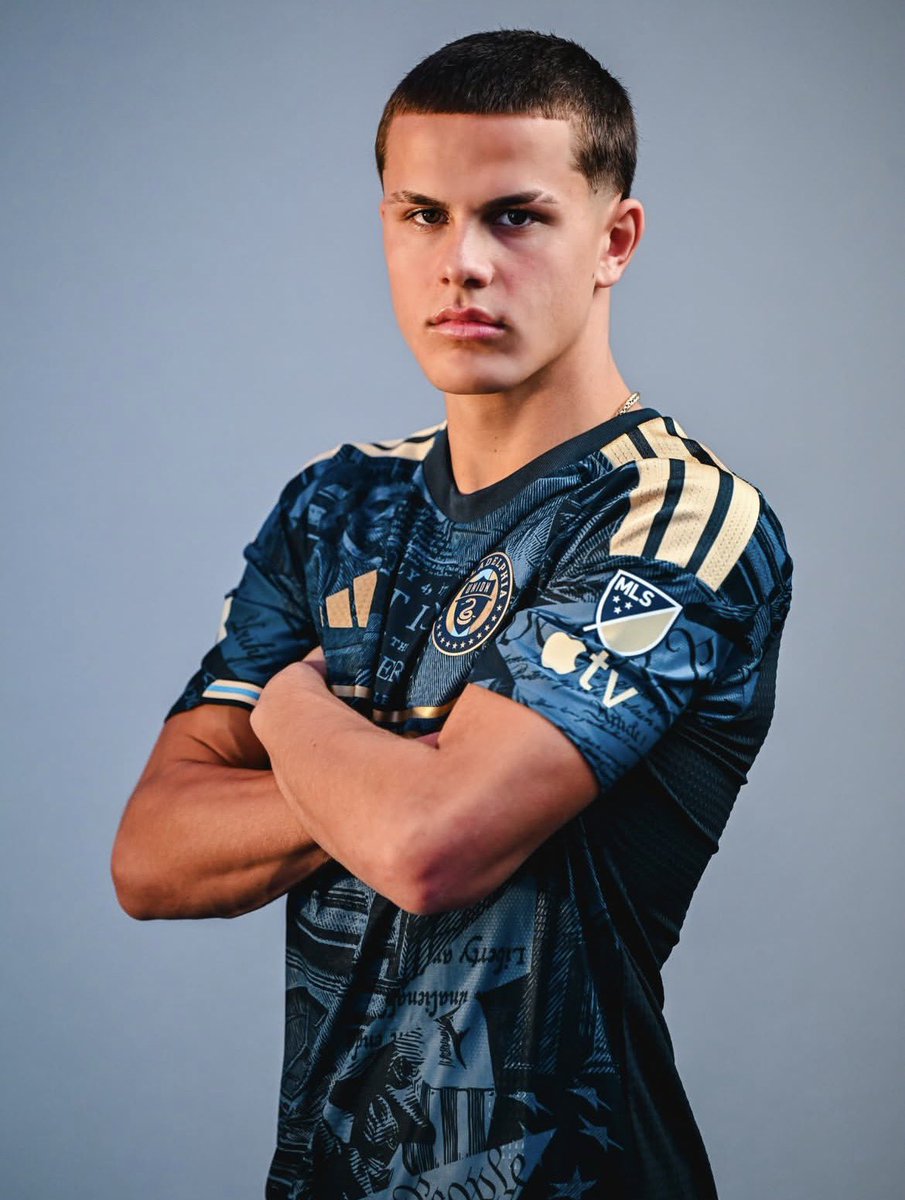 usmntaut's tweet photo. 16 year old Cavan Sullivan tonight:

90 minutes
61 touches
2 GOALS
2 ASSISTS
27/36 passes
3 chances created
4 shots
2 tackles
1 interception
9 recoveries
9.6 FotMob rating

Breakout season loading 🔜🇺🇸 https://t.co/NWqy6cxrFe