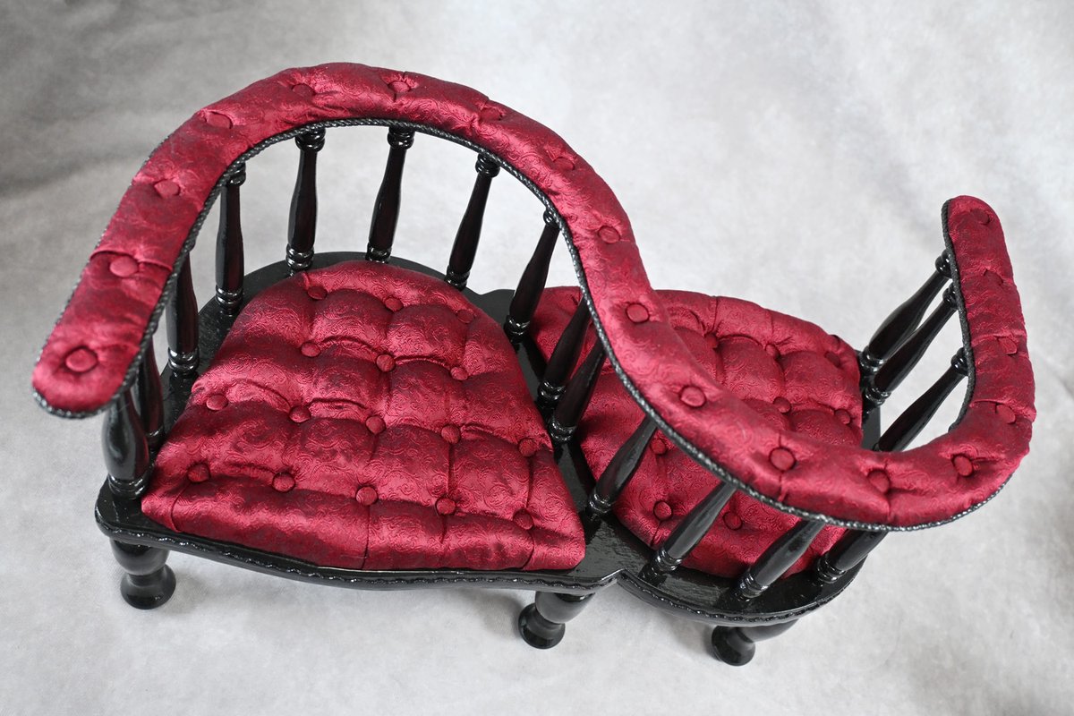 3月にドールポイント秋葉原様へ納品する密談椅子の写真を撮りました🐾
赤×黒でおしゃれな色合いです。
是非納品されたら実物を見ていただきたいです。
よろしくお願いいたします🐈
#アトリエクードール
#ドール家具