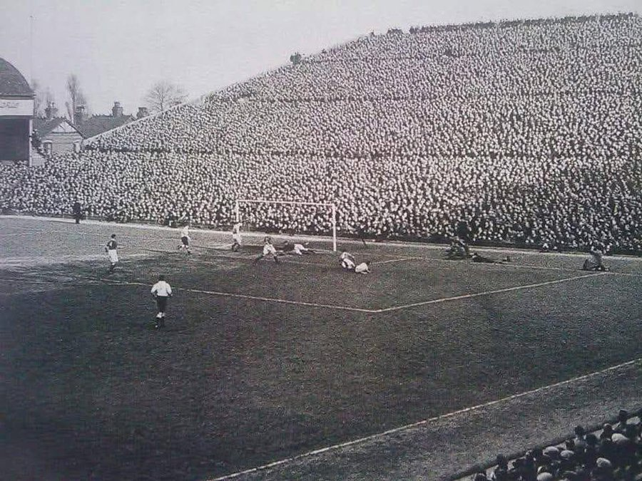 footballcritix's tweet photo. 🏟️ Aston Villa’nın stadyumu Villa Park, bir zamanlar kale arkasında 30 bin kişiyi ağırlayabiliyordu. https://t.co/D5yKLL8OoJ