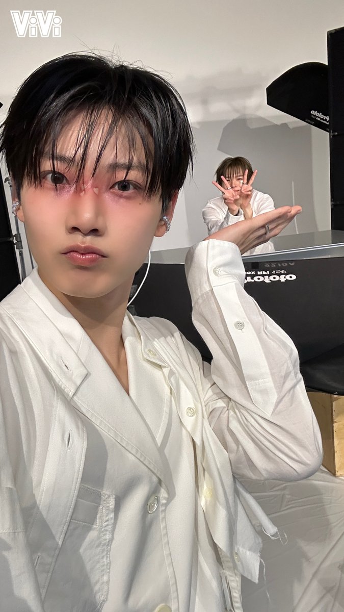 📸Photo by #JUNKYU【#びびレポbyTREASURE】
⠀
#TREASURE メンバーによる撮影現場レポート＝びびレポ。２人目はJUNKYUさんのセルフィーをどーぞ✨一緒に写るのは......手乗り #ASAHI さん😂💞
⠀
ViVi４月号にTREASUREからJIHOON／JUNKYU／ASAHI／HARUTO／SO JUNG HWANの５人が登場🩷