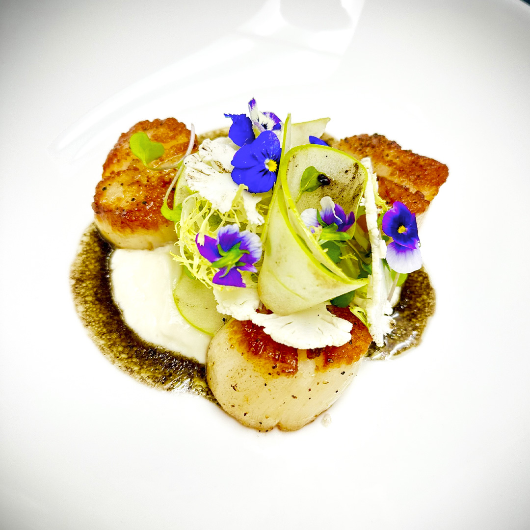 SMSeafoodCo's tweet photo. Seared sea scallops, creamy cauliflower, apple purée, crisp green apple, and truffle vinaigrette—art on a plate! 🌊✨
Chef Eric Lhuillier of @hawthorngrilllasvegas brings passion to every dish. Discover his story at Santa Monica Seafood!
#SeafoodArt #FeaturedChef https://t.co/9SwqSgJAWH