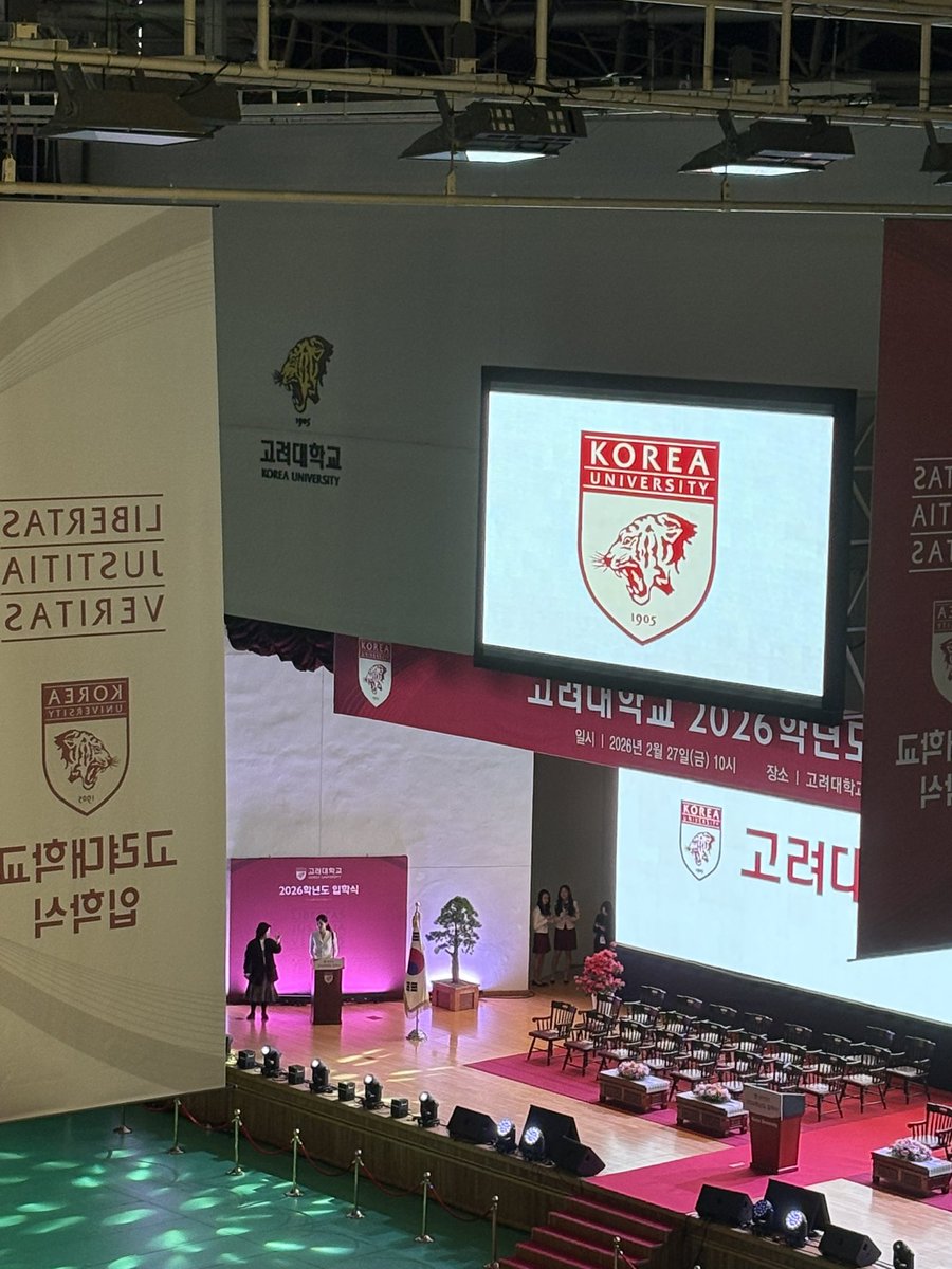 deuset123's tweet photo. 그리핀도르 입학식왔어요 야르 ㅋㅋ https://t.co/Aqi60NkAkh