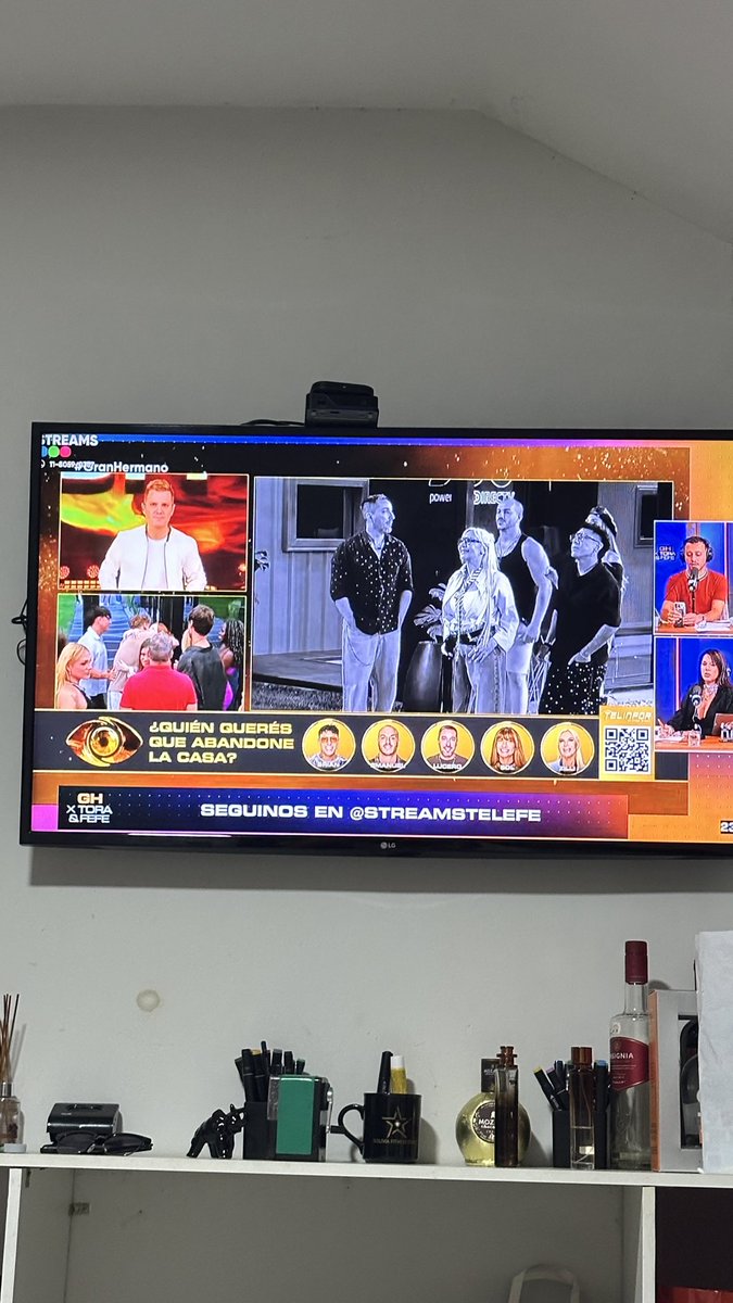 Comenzaron los acomodos de #GranHermano #GranHermanoAr  #GranHermano2026  cómo está sirviendo el show con Zoé no?
