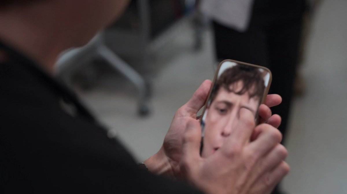 #pittspoilers i cannot believe the jokes of him taking a selfie and a blurry ass picture are BOTH canon i'm ctfu