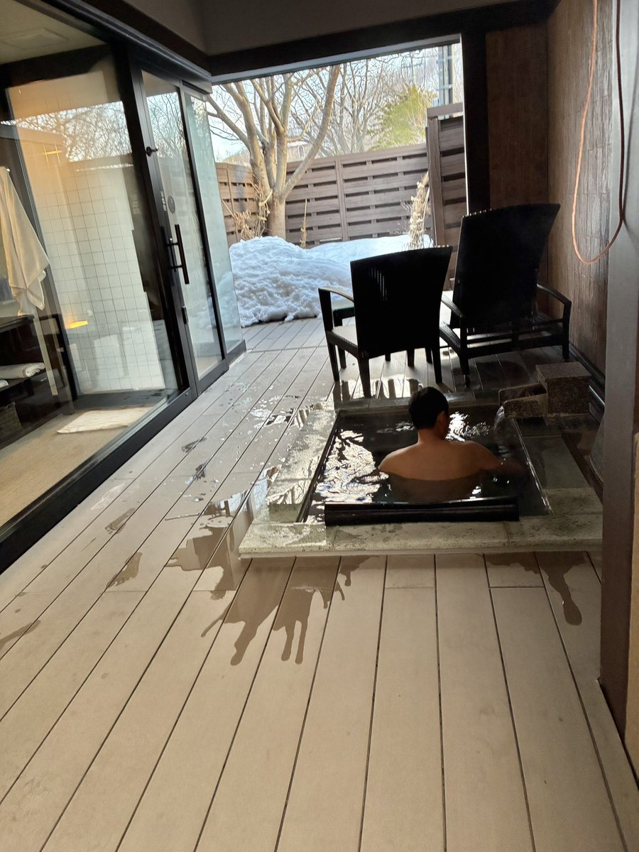 とーちゃんがかーちゃんの誕生日祝いに、しこつ湖鶴雅リゾートスパ　水の謌　に連れて来てくれました🙌

＃シーズー
最愛の家族の旅立ち後、イベントは全て嫌になったかーちゃんですが、最近は少しずつちび太と共に楽しめるようになりました
ありがとうちび太ととーちゃん。
かーちゃん頑張る💪