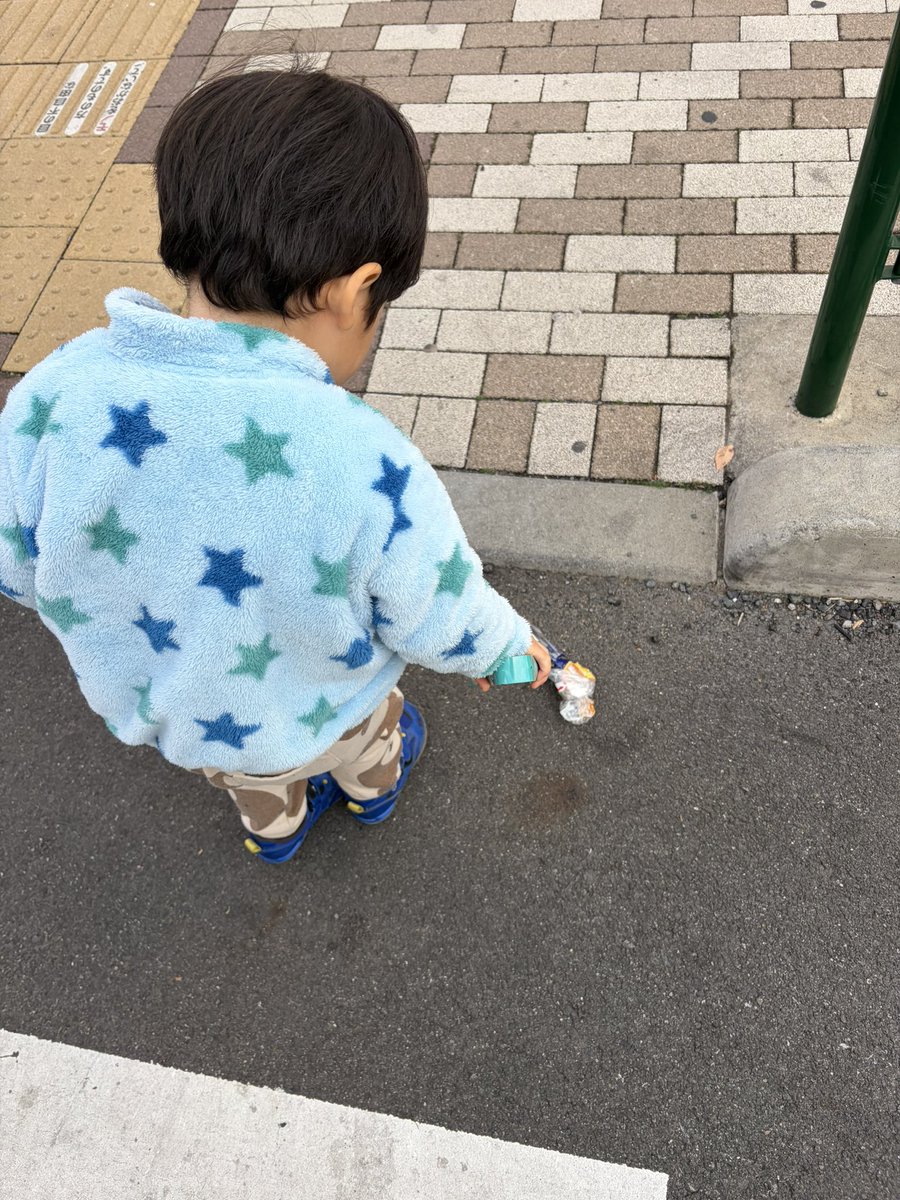 Ryusuke_Hirai's tweet photo. 息子が保育園に行きたくないとゴネるので、気分転換で登園前にゴミ拾いをしてきました🗑️
専用の小さなゴミ袋を渡すと少し誇らしげに😊
ゴミ拾ってもやっぱり保育園には行きたくないと教室前で抵抗されて、なかなか大変でした😅

#ゴミ拾い #3歳児 https://t.co/QJ3PGrkyFJ