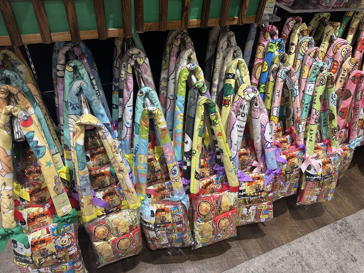 dee_okinawa's tweet photo. 【ゆる募】

そろそろ卒業シーズンですね。沖縄で卒業式といえば定番なのが「お菓子のレイ（お菓子じゃないやつもあるけど）」。なんか面白いお菓子のレイを見つけたらぜひリプライで教えてくださいませ。 https://t.co/uTUMp4tIBQ