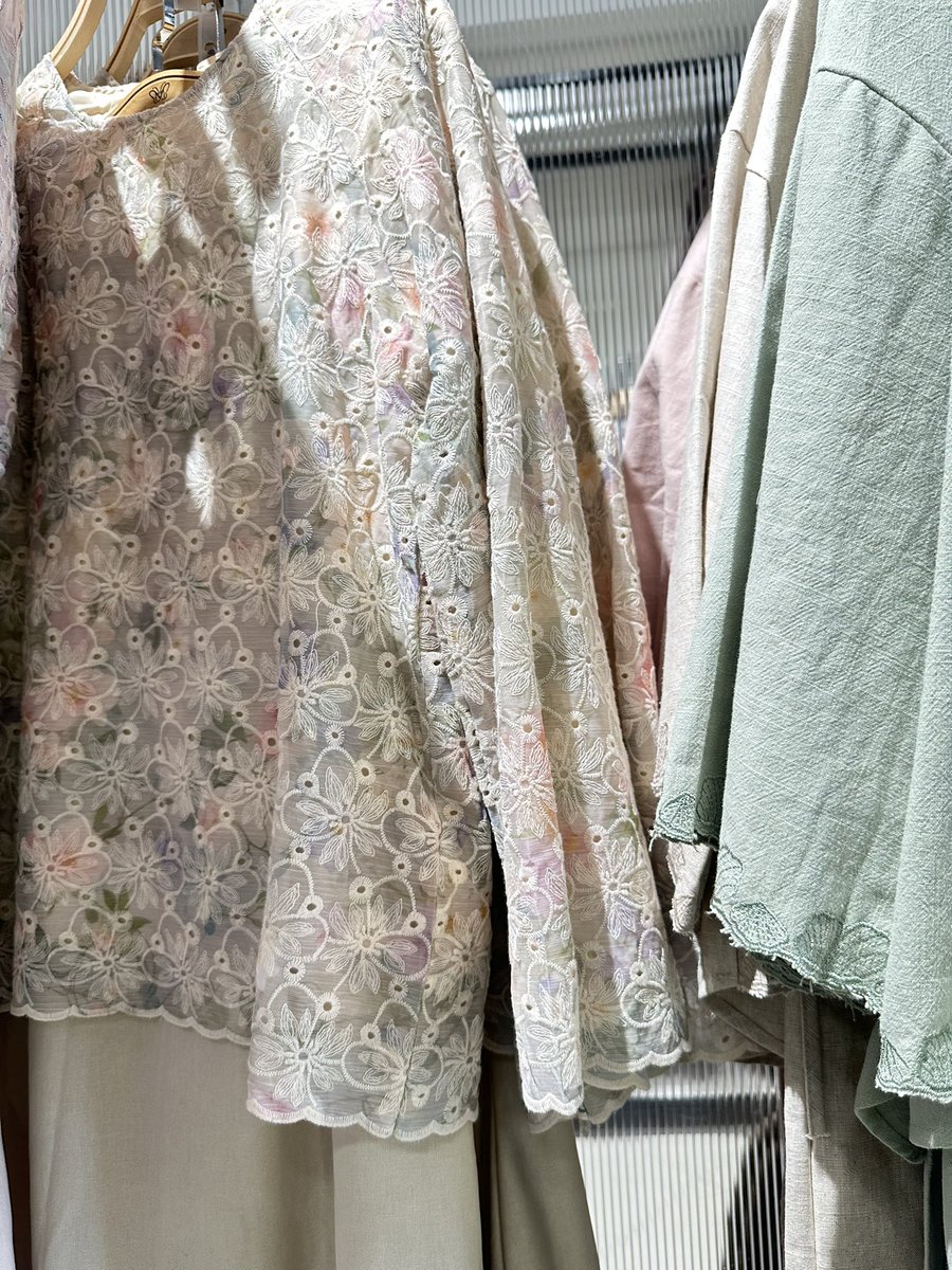 afiqahnasuhaaa's tweet photo. Girls pls cuci mata kat m&amp;b, baju raya dia cantik cantik and semua bawah rm200!!!! Detailing dia kemas nak mampusssss ✨￼ https://t.co/xP0B2mJpAK