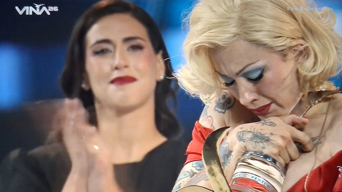 lisaIaoshi's tweet photo. todos somos la maca ripamonti viendo a mon laferte ganarse la gaviota de platino #Vina2026 https://t.co/qIcu76Jynl