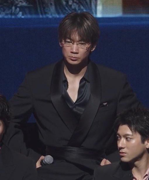 얼굴 살 쫙 빠졌는데 몸이…
근데 허리 잡음이 수트 너무 좋다….