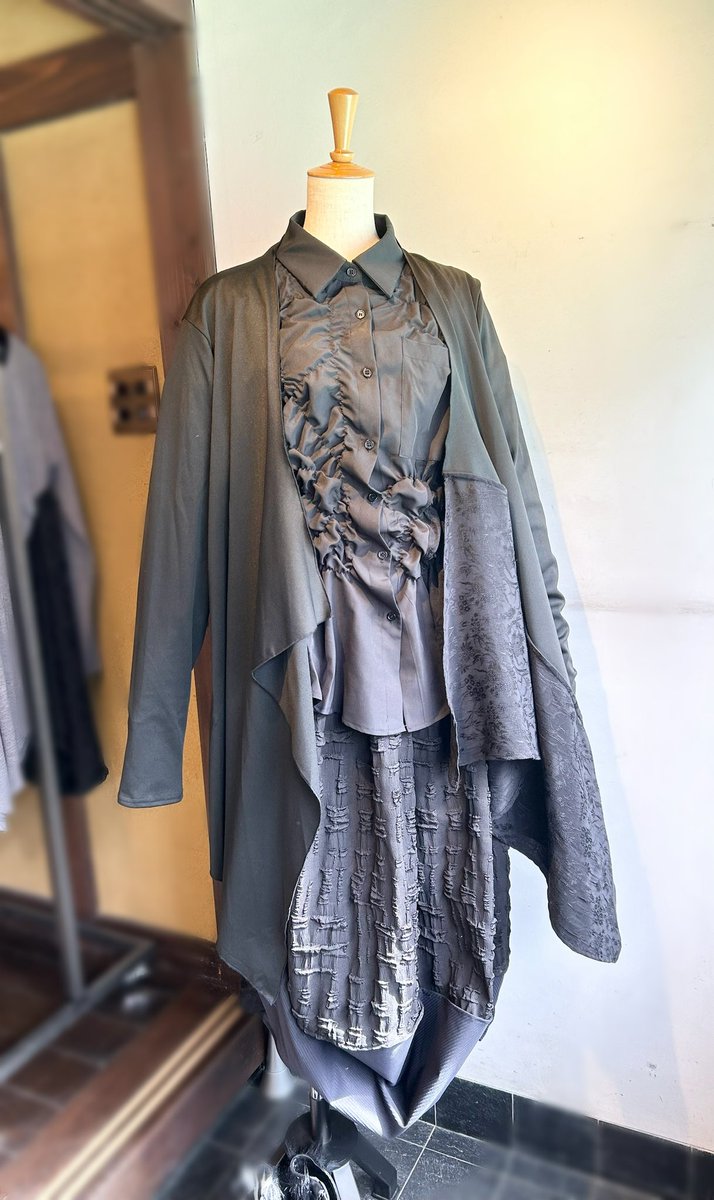 昨日コーディネートしたお洋服が嫁いでいきましたので
コーディネートちぇんじᐕ)ﾉ

"クロイオハナ"のテーマとても素敵ですよ✨️✨️

モードがお好きな方ー！！！