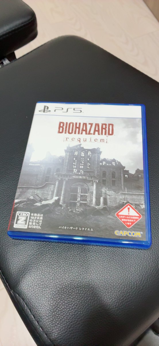_CHANK_'s tweet photo. 珍しく予約し忘れてたから家の前のエディオンで無事ゲット！
そのほかセミアコをステンレスフレットに変たり、合うストライプをCAの個人工房から取り寄たり、この春から娘がもう年長になったり https://t.co/8cHlj6t6iS