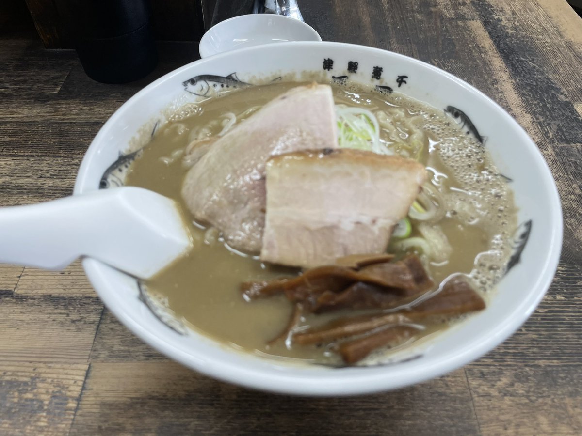 edogawafuture's tweet photo. 旅先なおいら、長尾中華そば@青森駅前。

写真はごぐえぎ、色は中々濃いけど煮干しのくどさは無く、程よい風味。手揉み麺とも合います。ご飯は無料（お気持ち箱有り）でしたが、脱炭ダイエット中なので、泣く泣く諦めました。

ご馳走様でした。

#長尾中華そば #ラーメン #煮干し #青森駅 https://t.co/3mYDoOhie9