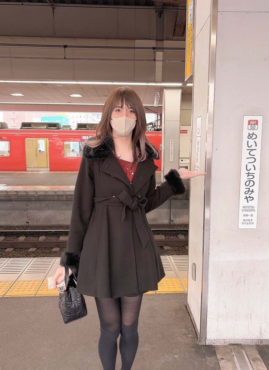 名鉄特急に乗ったのだ♡ 赤い電車と同じ色のトップスだった😂