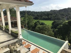 VillasSri's tweet image. Stunning 6-bedroom luxury hilltop villa near Dalawella and Galle for up to 12 guests. Infinity pool with ocean views, private chef, spa and yoga spaces.
 topnotchvillasinsrilanka.com/listings/divin…
#SriLanka #LuxuryVilla #InfinityPool #OceanView #Galle #Unawatuna #BeachHoliday #LuxuryTravel