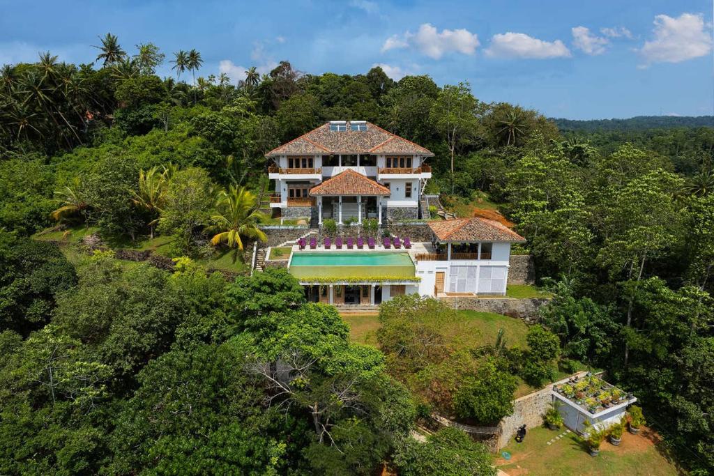 VillasSri's tweet image. Stunning 6-bedroom luxury hilltop villa near Dalawella and Galle for up to 12 guests. Infinity pool with ocean views, private chef, spa and yoga spaces.
 topnotchvillasinsrilanka.com/listings/divin…
#SriLanka #LuxuryVilla #InfinityPool #OceanView #Galle #Unawatuna #BeachHoliday #LuxuryTravel