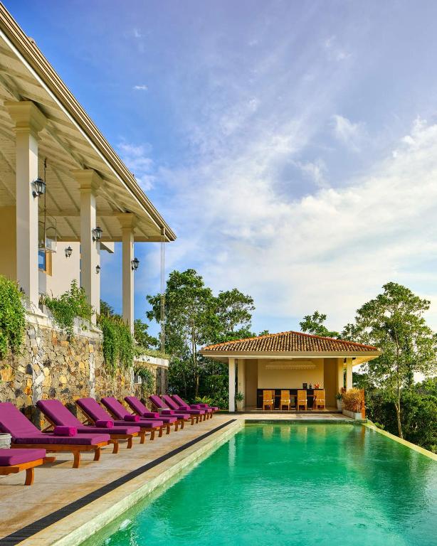 VillasSri's tweet image. Stunning 6-bedroom luxury hilltop villa near Dalawella and Galle for up to 12 guests. Infinity pool with ocean views, private chef, spa and yoga spaces.
 topnotchvillasinsrilanka.com/listings/divin…
#SriLanka #LuxuryVilla #InfinityPool #OceanView #Galle #Unawatuna #BeachHoliday #LuxuryTravel