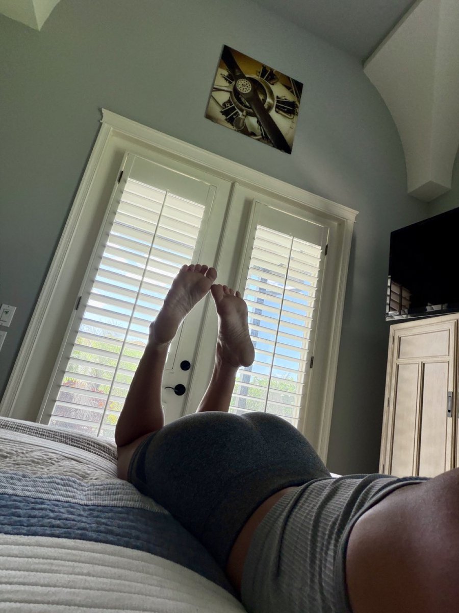weakforalexa's tweet photo. Fold for my feet https://t.co/zS7Vbv6l4R