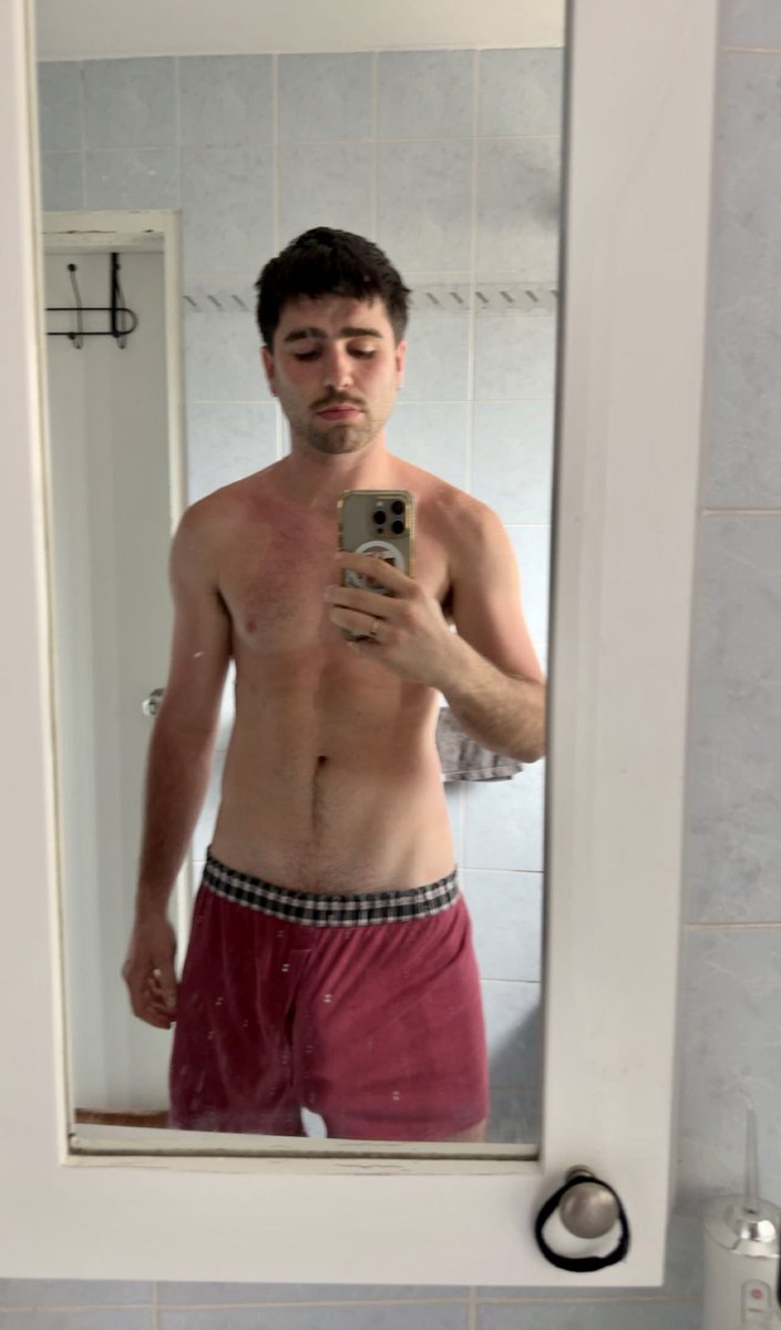SCH4FERR's tweet photo. Me in the shorts I sleep in https://t.co/3pckVEMAYs