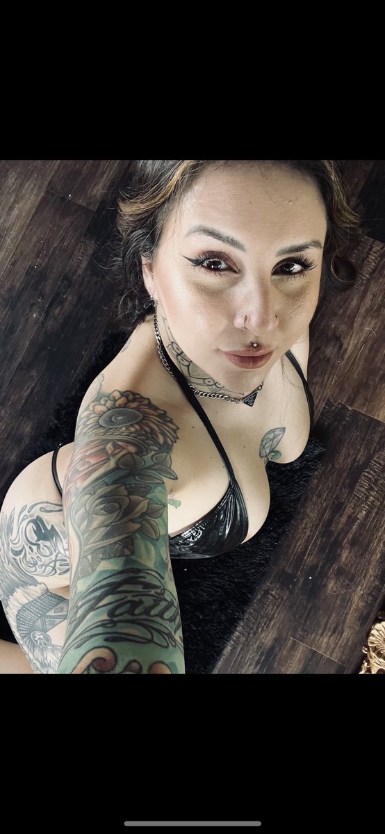 RETWEET if you think I look hot here 😏😋