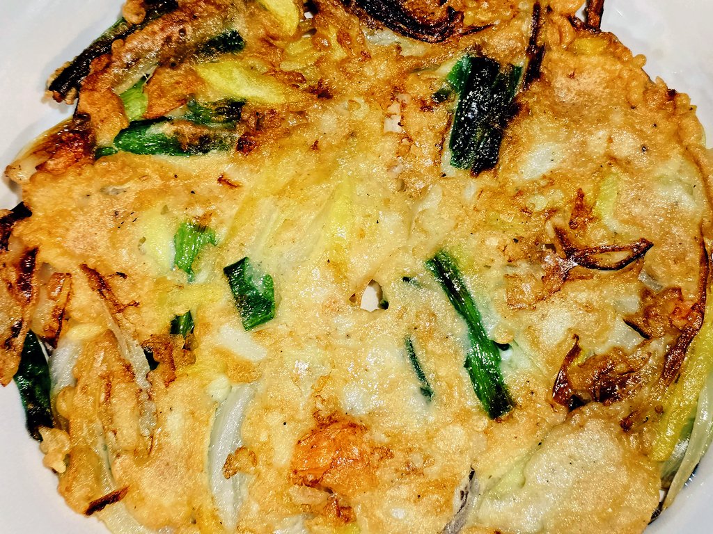 🥔 감자채로 뭘 했냐면... 
감자채 전, 감자 볶음 아니고
그냥 종합 전?! ㅋㅋㅋㅋ 

기대를 충족 시켜 드리지 못하여 
송구하오며, 레시피 나갑니다. 👩‍🍳

🥔재료: 파, 양파, 감자, 새우 다져서 사용. 
🥚반죽: 부침가루(없으면 밀가루에 옥수수 전분과 소금 마늘 가루 등등 대애충 혼합), 계란, 오일,