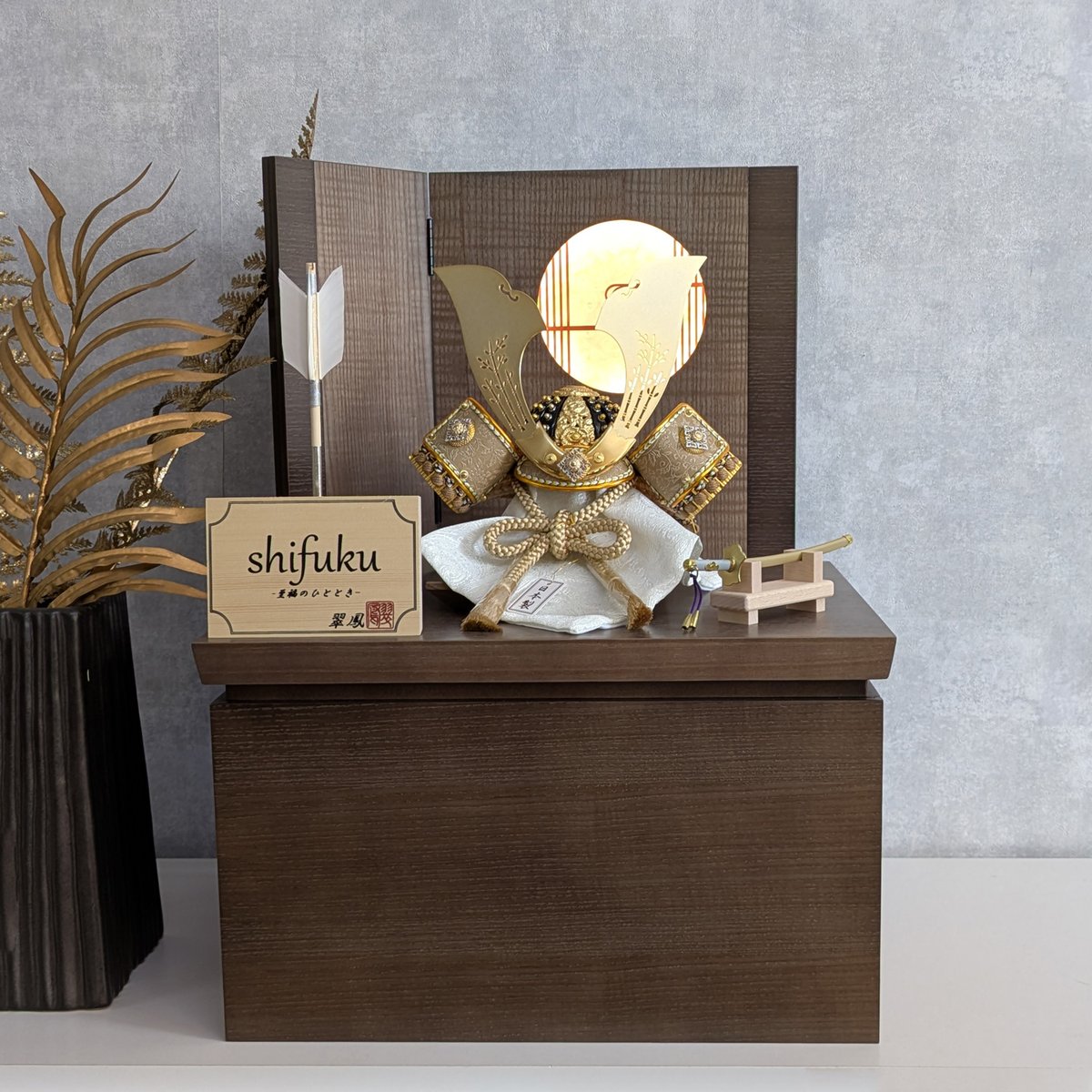 米国のトランプ大統領に贈られた 金色のかぶとを製作した 甲冑メーカー