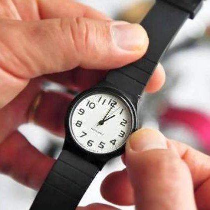 El domingo 8 de marzo, a la medianoche, los relojes en todo el territorio nacional deberán adelantarse una hora. 
🔹#Cuba🇨🇺 retoma así al horario de verano, una medida que busca aprovechar al máximo la luz solar durante los meses de mayor calor y actividad