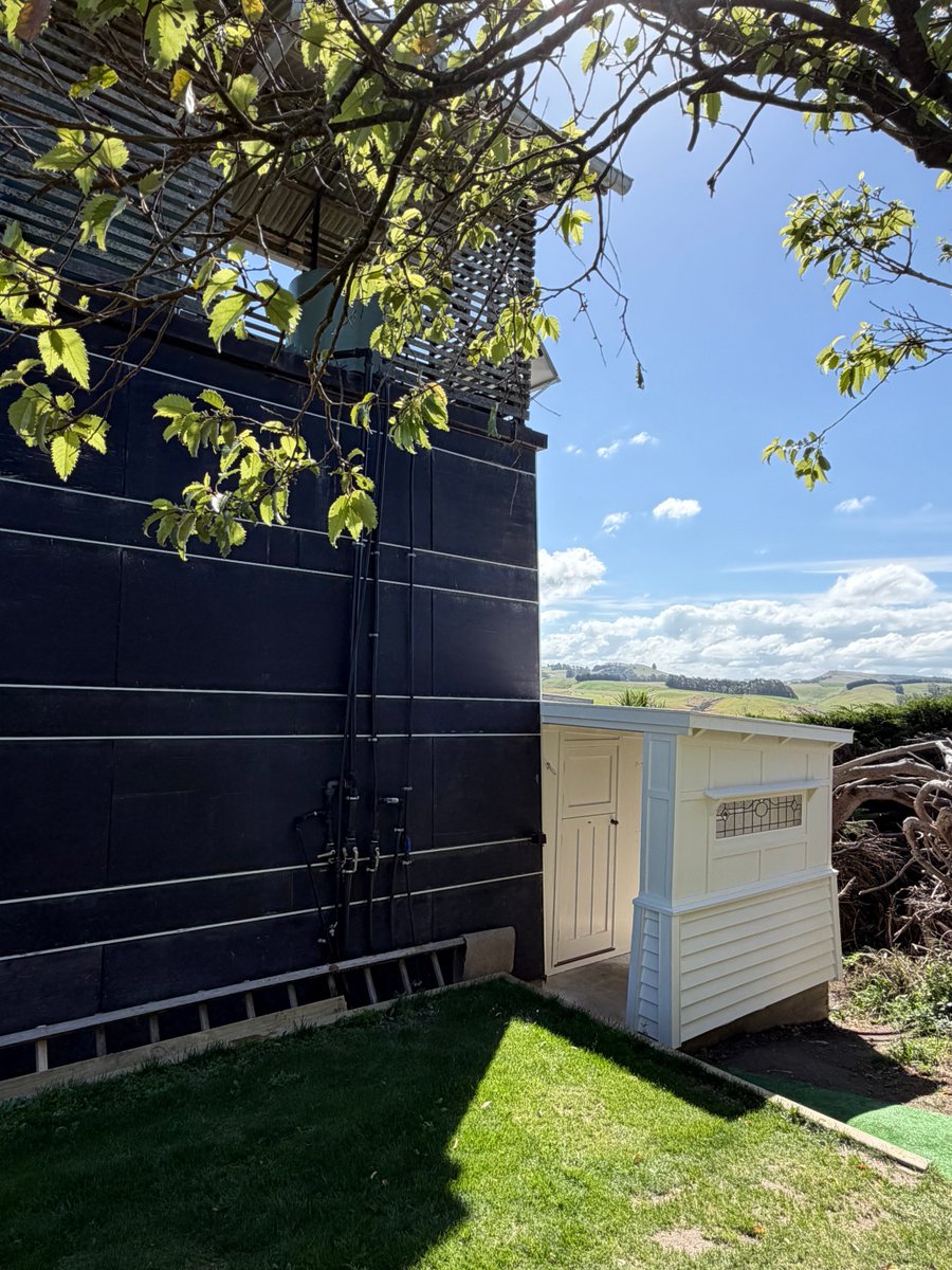 Am enjoying these details on the bathroom build.
Satisfying old world meets 2006 water tower architecture