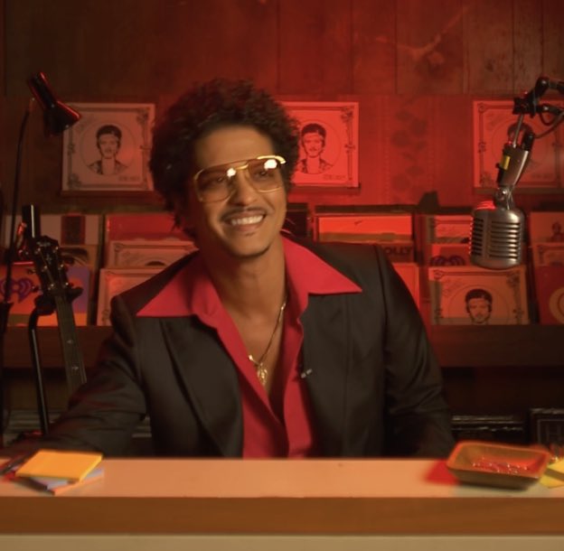 brbrunomars's tweet photo. Perguntaram ao Bruno Mars qual era a sua música favorita do The Romantic:

“todas essas músicas significam algo muito diferente e muito especial para mim, sabe? Acho que depende do humor do dia, provavelmente eu tenho uma favorita para cada dia.” https://t.co/PrLWNufywP