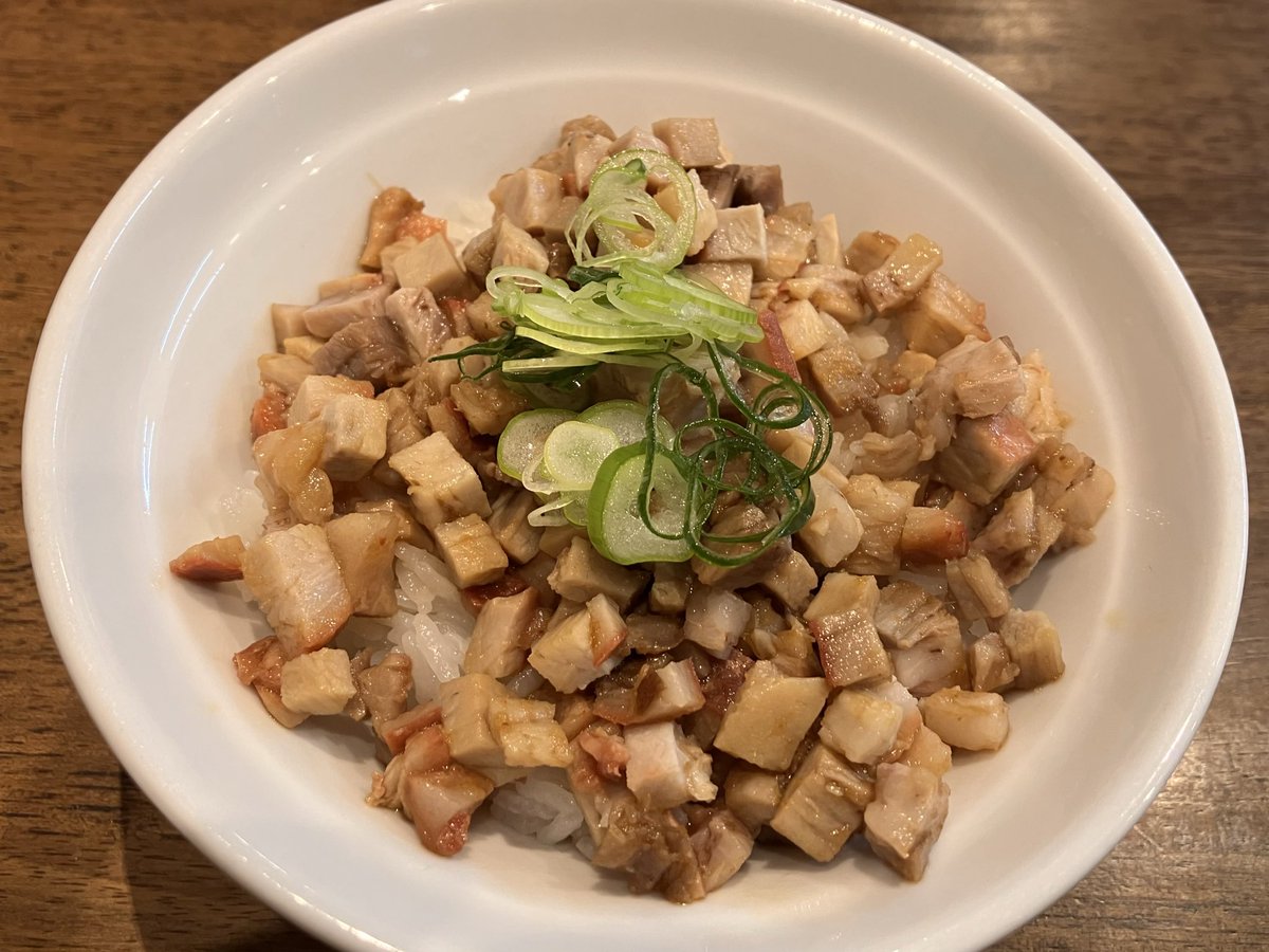 Raee57144030's tweet photo. すぎ本

特製醤油らぁ麺
チャーシュー丼

美味すぎる😄

#ラーメン #中華そば #横浜 #青葉区
#支那蕎麦や https://t.co/lIFfRUU8Io