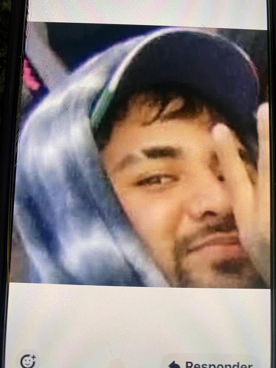 Se busca información del fulano de la gorra, sabemos que se llama Angel,  pelea perros y estamos buscando evidencia de esto ya que se llevó a 3 perras que ahora no aparecen y tememos por sus vidas. 

Cualquier información es muy importante que la manden por dm, todo ser tratado