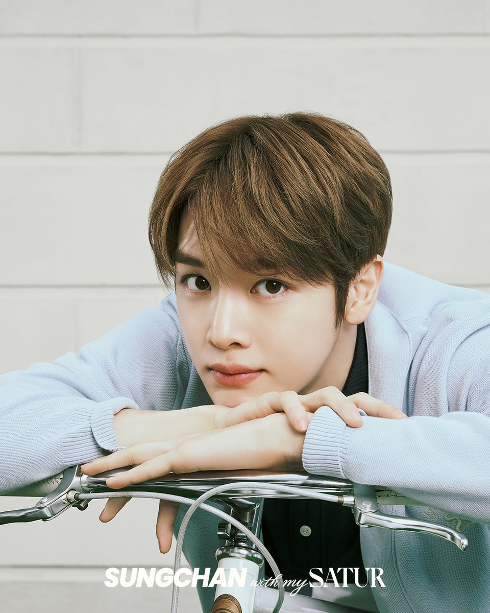 [RIIZE with my SATUR]

무대 밖에서도 이어지는,
‘RIIZE(라이즈)’의 자유로운 SATUR.
성찬의 무드로 완성된 여유로운 토요일의 순간, SUNGCHAN with my SATUR.

새롭게 선보이는 스프링 컬렉션 아이템을 만나보세요.

Even beyond the stage, RIIZE’s free-spirited SATUR continues.
A relaxed