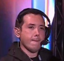 La cara de culo del director ejecutivo del Festival el Pinochetista y sapo Republicano de Daniel Merino es para enmarcar. La alcaldesa Macarena Ripamonti rumbo al escenario a entregarle la gaviota de Platino a Mon Laferte. Se quiere morir el culiao.
#Vina2026 #festivaldevina2026