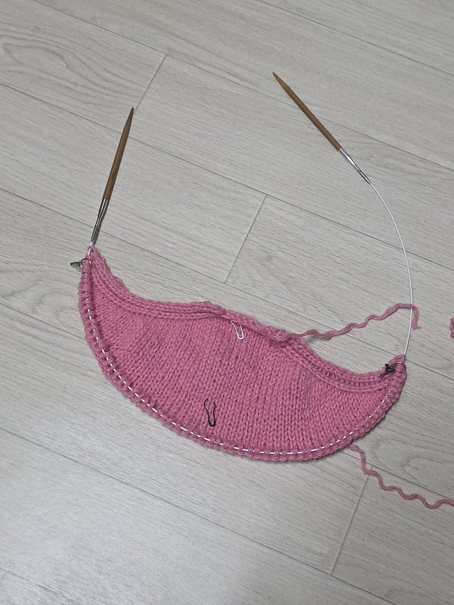 2484xx's tweet photo. 🧶 비바진 에어울 3합 + 윤님께 구매한 모헤어 1합
🪡 5mm
📃 시월스웨터 (변형) https://t.co/oYxkP0JWTI
