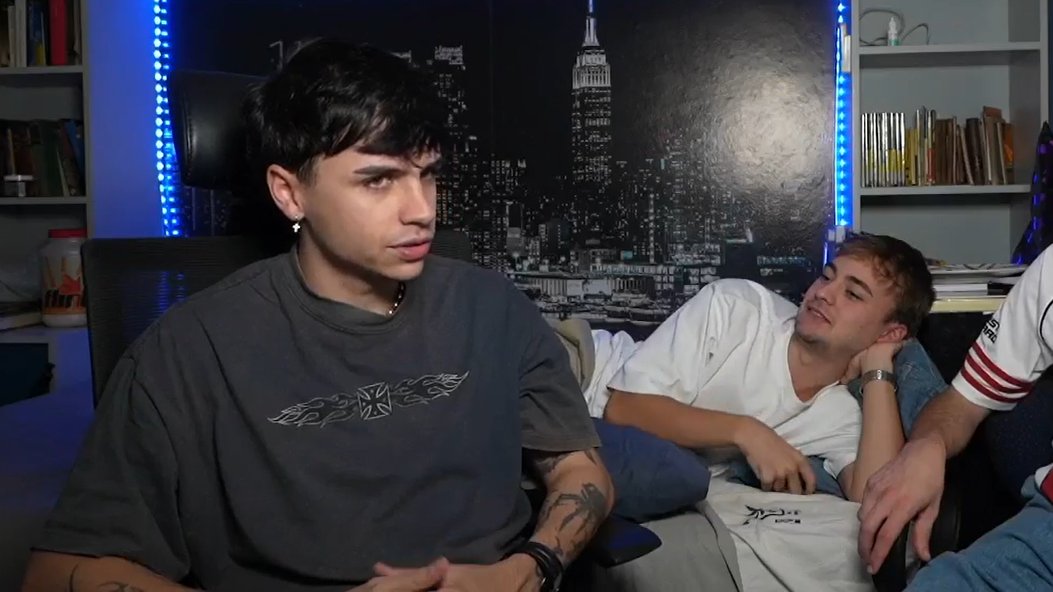 en la pose que le pregunta si le calienta grabarse what the hell sure