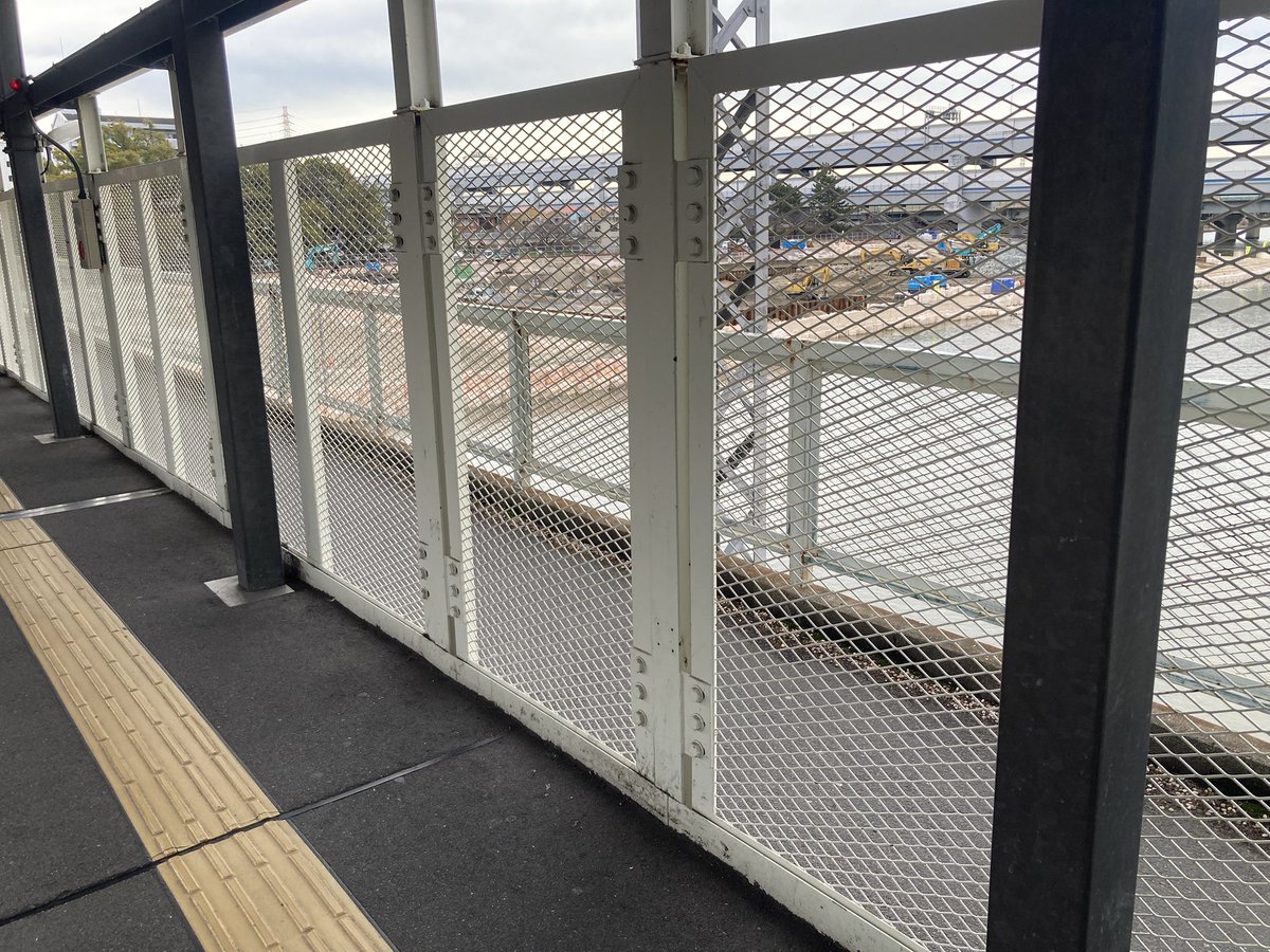 川の上に駅がある阪神武庫川駅
初めて入場しました！😆

向かいのホームに着いた電車から撮り鉄らしき数人がカメラ抱えて走って降りて来て次の電車待機しててﾜﾗﾀ😆
あれって撮りたい電車調べて狙って撮りに来てるんよね？