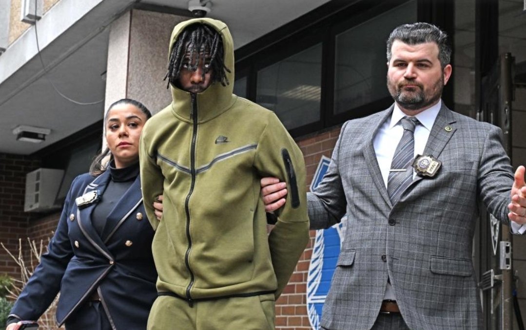 pr0ud_americans's tweet image. Unbelievable! Manhattan DA Alvin Bragg just dropped felony assault charges against Gusmane Coulibaly, who injured an NYPD officer in a chaotic Washington Square Park snowball fight. Reduced to misdemeanors. This is what happens under soft-on-crime policies, cops get hurt, perps