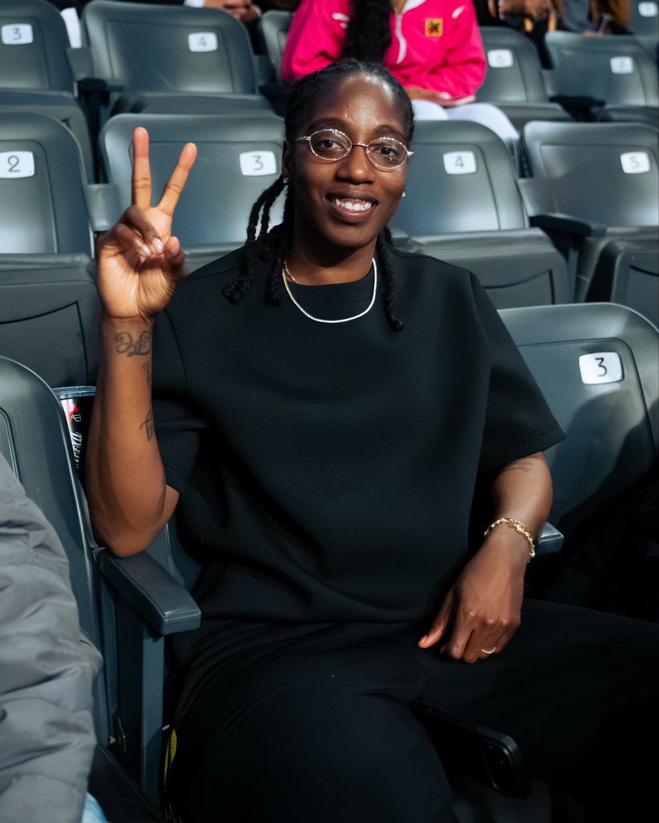LouisvilleWBB's tweet photo. Alumni energy in Atlanta 🖤❤️

#GoCards https://t.co/p2ev8rb7eb