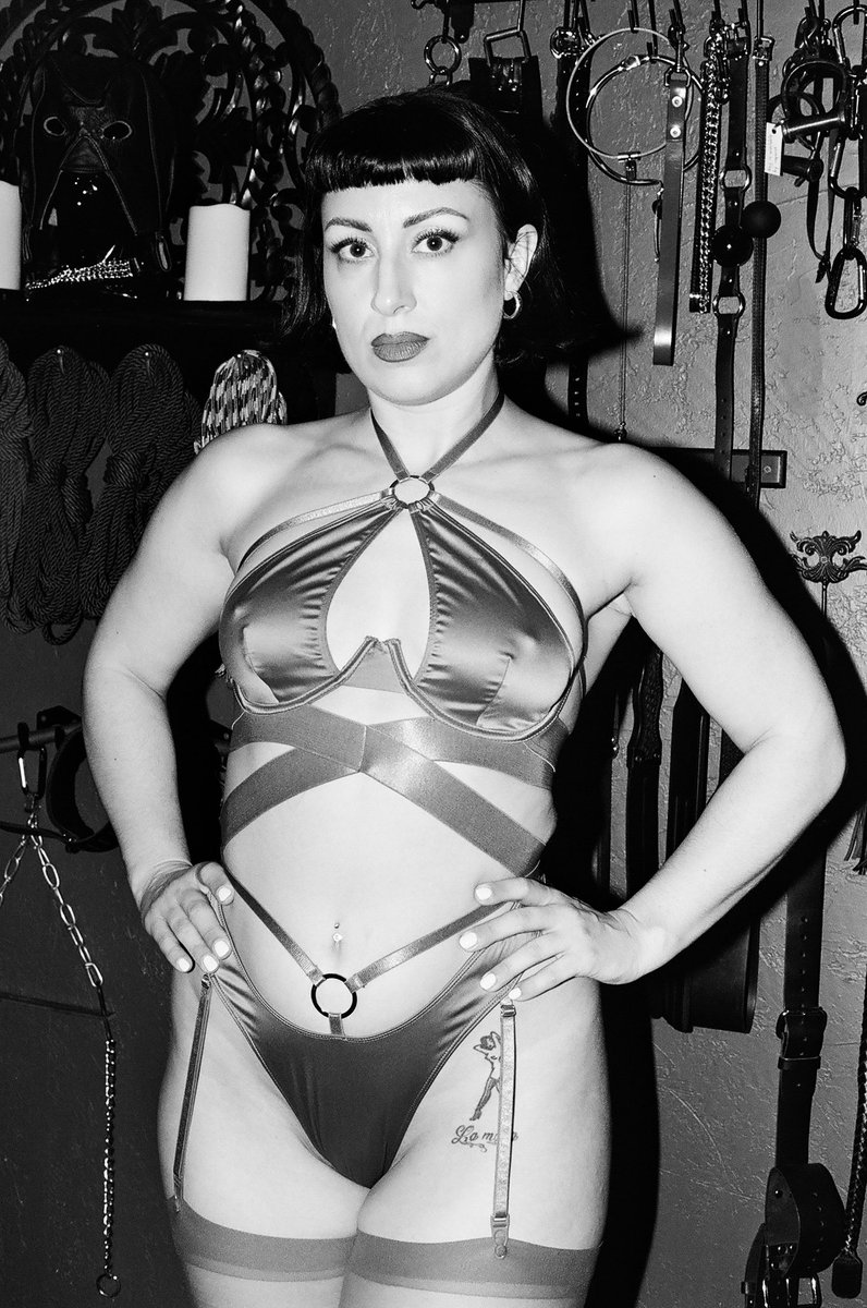 Mistress Moda tweet media