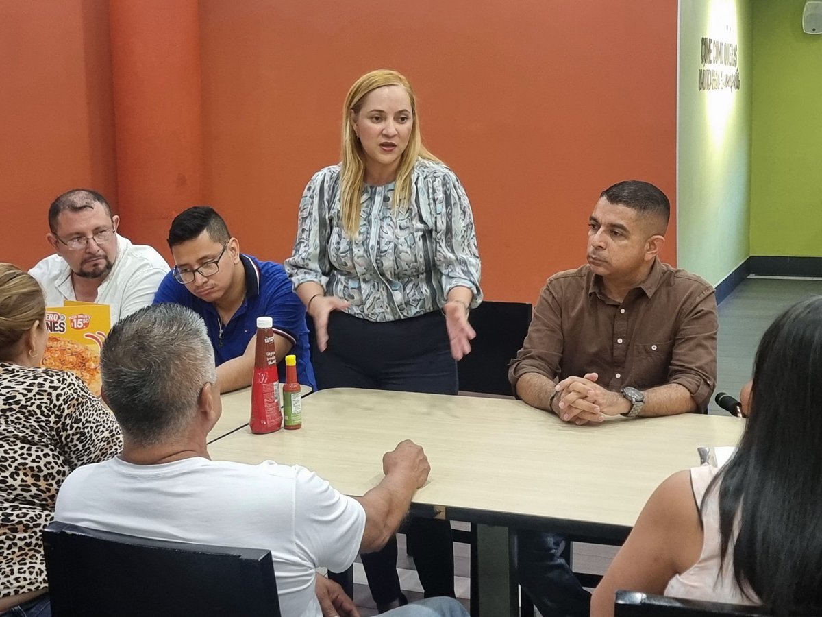 Alejandr0Nochez's tweet photo. 📍 #SanSalvador, #SanSalvadorCentro.

Como Concejal sigo escuchando a nuestra gente, conociendo sus problemáticas y por supuesto tomando en cuenta las sugerencias para hacer un mejor trabajo.

Mi objetivo es servir a los ciudadanos de los 5 distritos que conforman el Municipio de San Salvador Centro:

✅️ Mejicanos 
✅️ San Salvador 
✅️ Ayutuxtepeque 
✅️ Ciudad Delgado y
✅️ Cuscatancingo. 

Gracias por la invitación, seguiremos trabajando unidos por el bienestar de todos 💪🏾.

TU BIENESTAR ES MI PRIORIDAD.

Alejandro Nóchez 
"Cerca de la Gente".