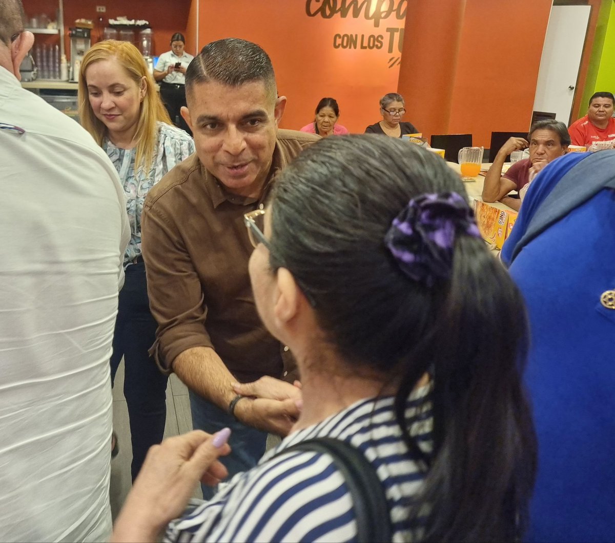 Alejandr0Nochez's tweet photo. 📍 #SanSalvador, #SanSalvadorCentro.

Como Concejal sigo escuchando a nuestra gente, conociendo sus problemáticas y por supuesto tomando en cuenta las sugerencias para hacer un mejor trabajo.

Mi objetivo es servir a los ciudadanos de los 5 distritos que conforman el Municipio de San Salvador Centro:

✅️ Mejicanos 
✅️ San Salvador 
✅️ Ayutuxtepeque 
✅️ Ciudad Delgado y
✅️ Cuscatancingo. 

Gracias por la invitación, seguiremos trabajando unidos por el bienestar de todos 💪🏾.

TU BIENESTAR ES MI PRIORIDAD.

Alejandro Nóchez 
"Cerca de la Gente".