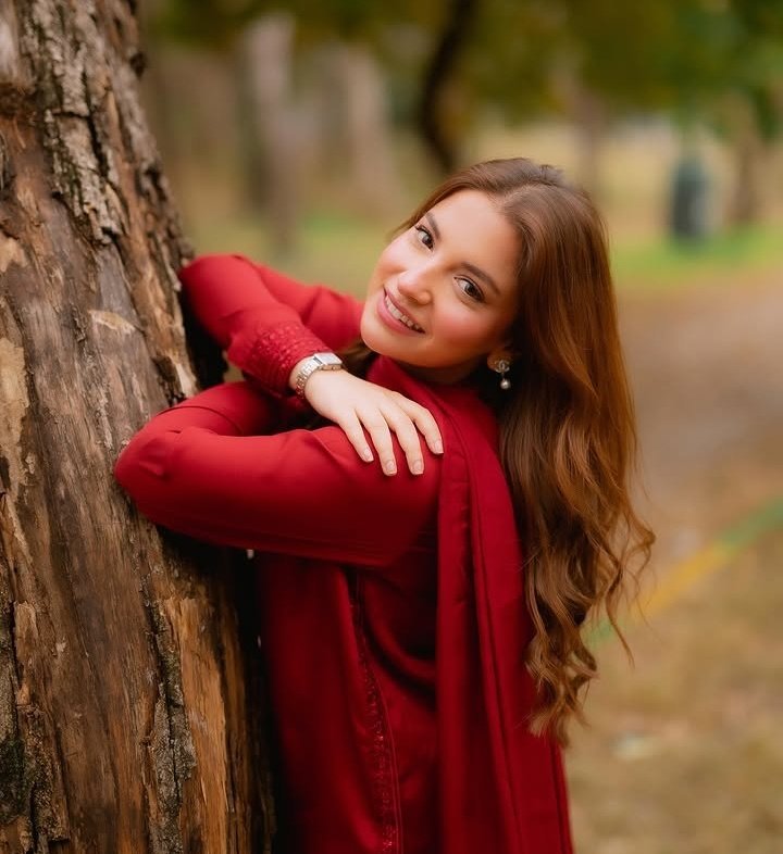 There's nothing more precious than her smile. 🤍❤️

#DananeerMobeen