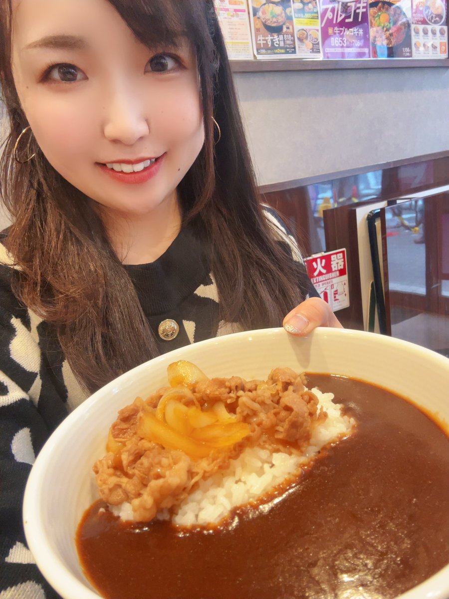 お昼ごはんはカレー🍛と唐揚げ🍗と抹茶わらび餅桜ラテ🍵🌸 美味しかっ