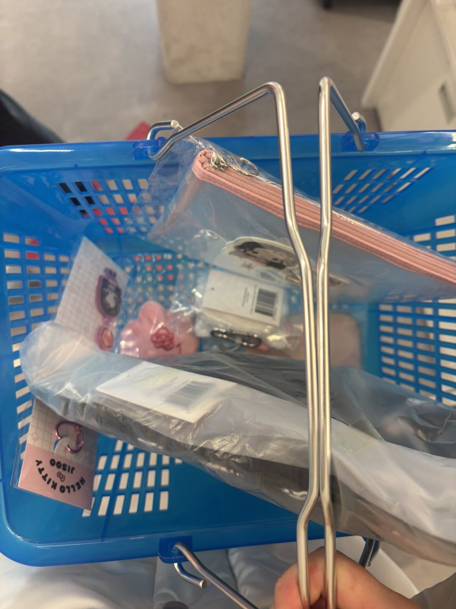 komajjp's tweet photo. 無事欲しいもの買えた〜ジスちゃんのぬい売り切れで実物見れなかったの残念新宿5人ずつ5分だけだったけど、まだまだ待ってる人沢山だった💦日本人だけでも、ぱぱっと決めてまわしてあげて欲しい https://t.co/Cmn4CtKhRW