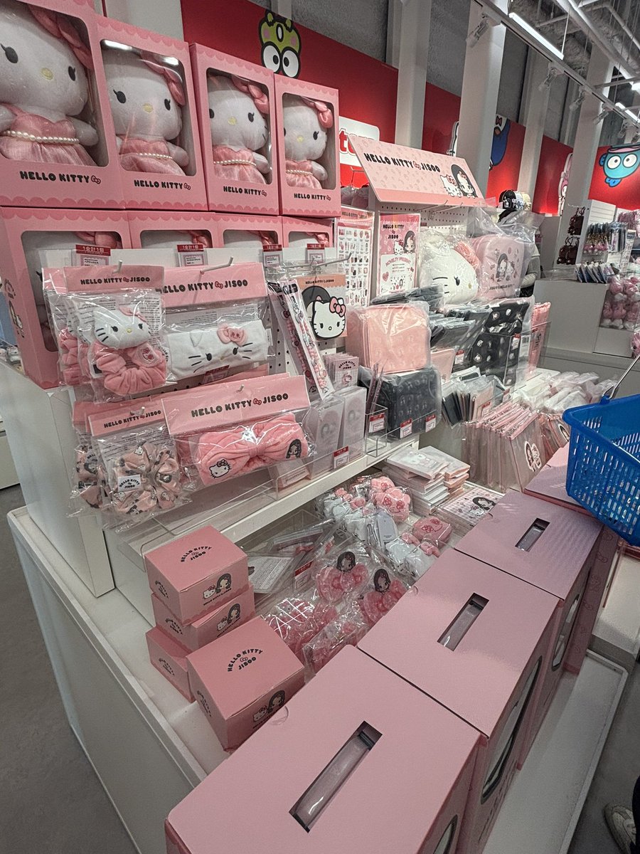 komajjp's tweet photo. 無事欲しいもの買えた〜ジスちゃんのぬい売り切れで実物見れなかったの残念新宿5人ずつ5分だけだったけど、まだまだ待ってる人沢山だった💦日本人だけでも、ぱぱっと決めてまわしてあげて欲しい https://t.co/Cmn4CtKhRW