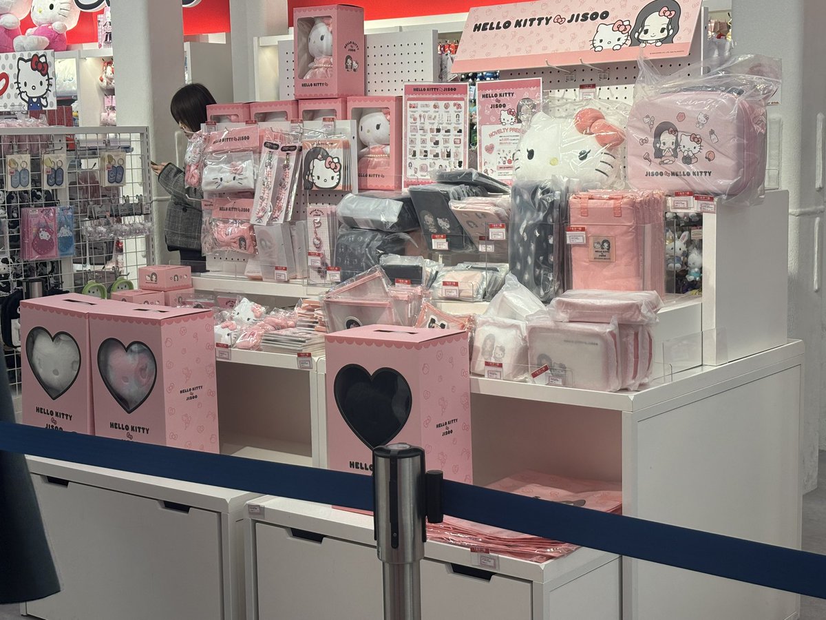 komajjp's tweet photo. 無事欲しいもの買えた〜ジスちゃんのぬい売り切れで実物見れなかったの残念新宿5人ずつ5分だけだったけど、まだまだ待ってる人沢山だった💦日本人だけでも、ぱぱっと決めてまわしてあげて欲しい https://t.co/Cmn4CtKhRW