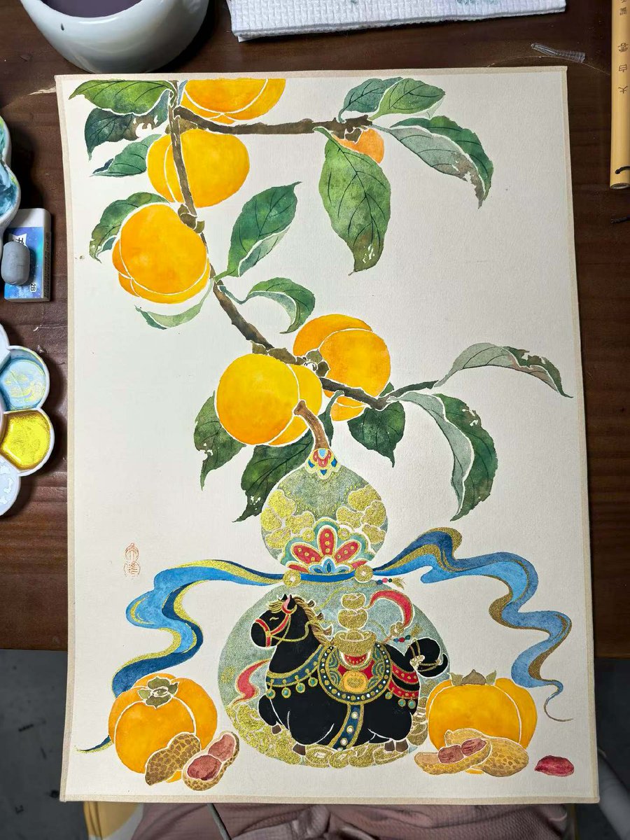 把“柿柿如意”挂在枝头，把“福禄双全”揣进怀里。
福马奔腾，载着生生不息的希望，奔赴一场春暖花开。
丙午年，愿所求皆如愿，所行皆坦途。