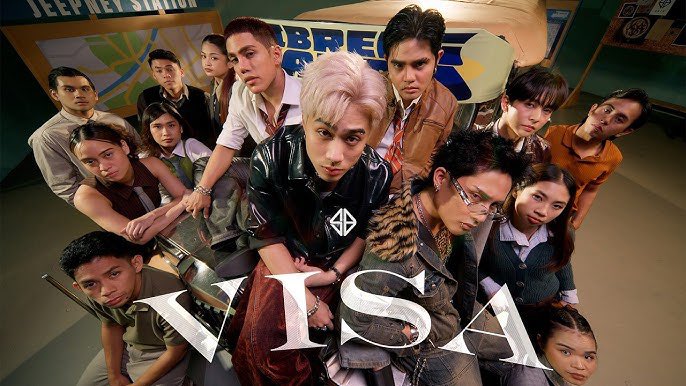大人気P-POPアイドルSB19新曲《VISA》解説記事いい…！！
【メンバーが冷淡で退屈なビザ審査に翻弄される様子がシニカルに描かれており、社会風刺とエンターテインメントが見事に融合】【「すべては政治的であり、無関心でいることは不可能だ」という思いが、クリエイティブの隅々にまで浸透している】