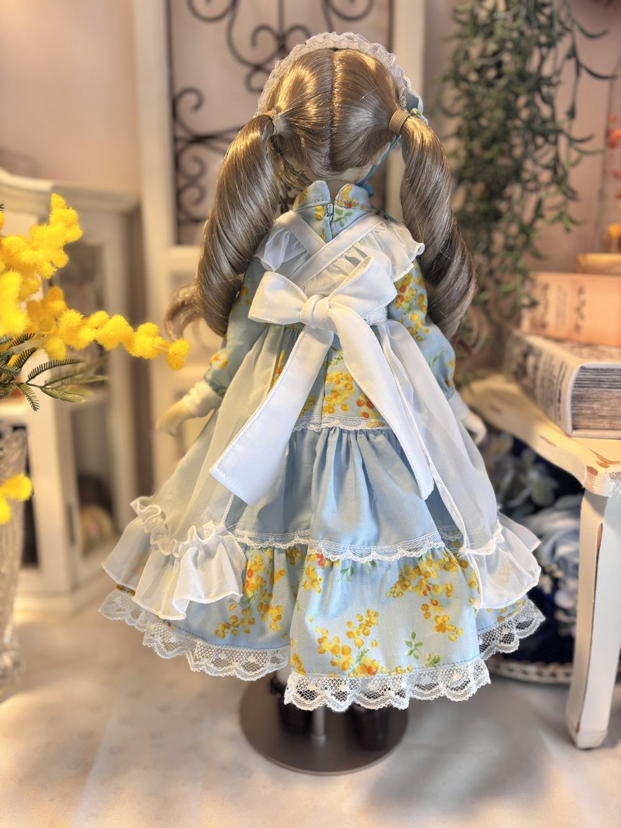 ミモザのドレスSDMサイズ、試作が完成しました🥰

ミモザ柄ロングワンピース、シフォンジョーゼットのエプロン、ヘッドドレス、パニエの4点セット

これから5着くらい作ろうと思ってますので、気になる方、以下アンケートに答えて頂けると嬉しいです🥹（生地の色です）