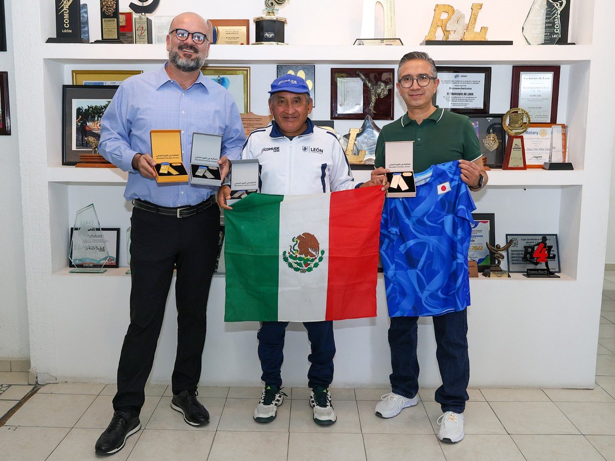 _infoLeon's tweet photo. 🏃‍♂️🥇 ¡Orgullo leonés en lo más alto!

Juan Velázquez brilló en los Open Masters Games 2026 en Abu Dabi al conquistar 🥇1 oro, 🥈2 platas y 🥉1 bronce en atletismo máster.

A sus 65+ años demuestra que la edad no es límite 💪🔥| @ComudeLeon

🔗https://t.co/osm5lPHXdv https://t.co/nsmP5uNG5W